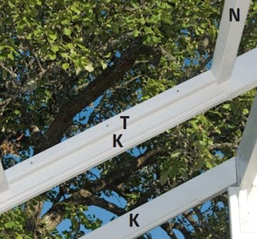 Mellem vandrette lægter fastgøres lister i orangeri Mellem de vandrette lægter fastgøres smalle lister i orangeri